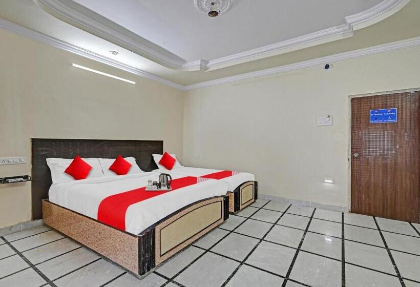 חדר קלאסי לשלושה, O Raj Inn