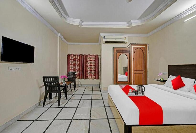 חדר קלאסי לשלושה, O Raj Inn