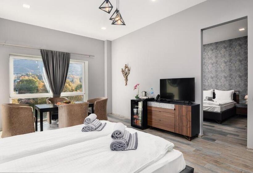 جناح جونيور, Art Magus