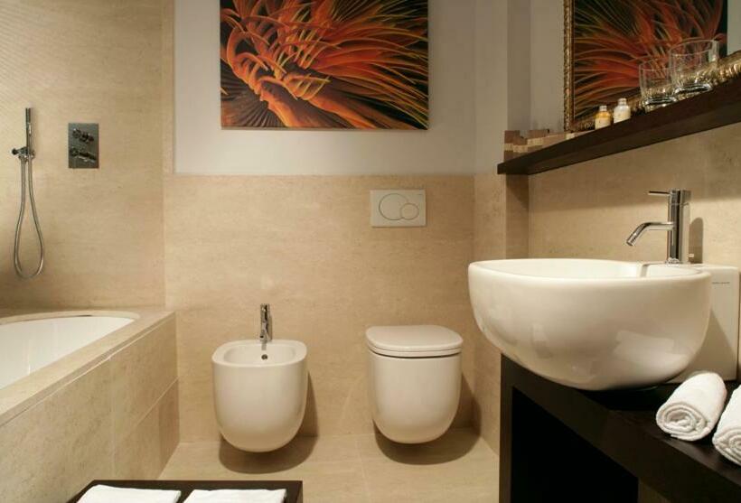 חדר קלאסי לשלושה, Sea Art