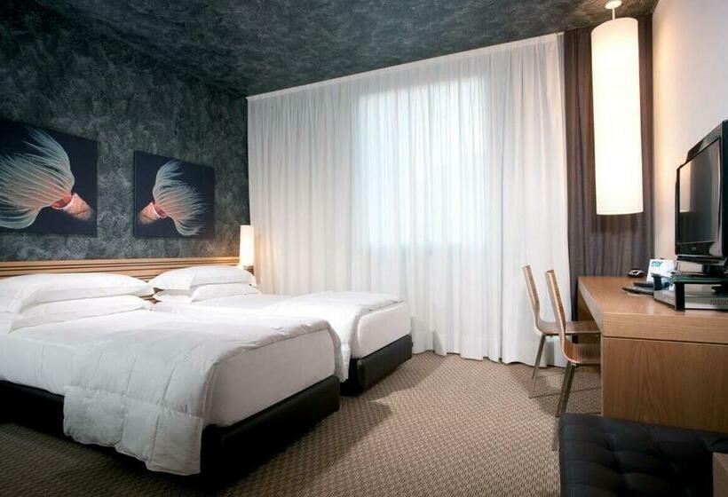 חדר משפחתי, Sea Art