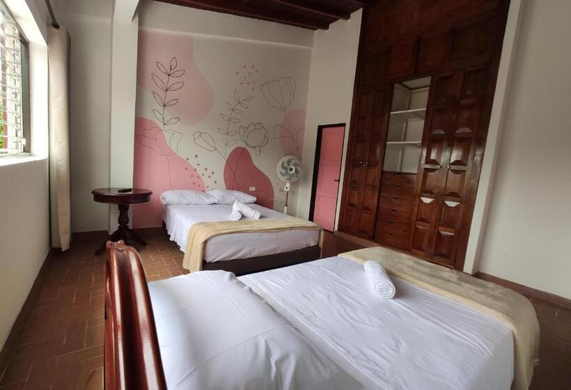 Номер Стандарт Трехместный, Hostal Colors