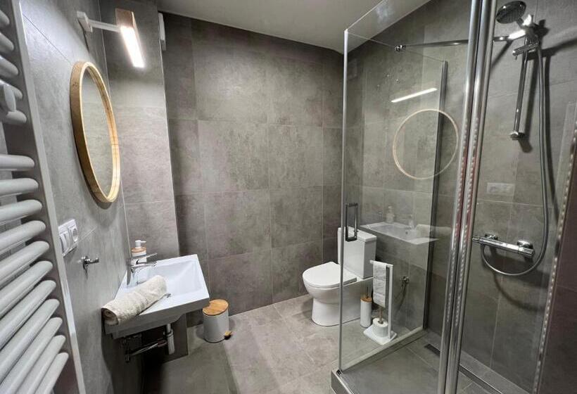 شقة غرفة واحدة, Apartmány None