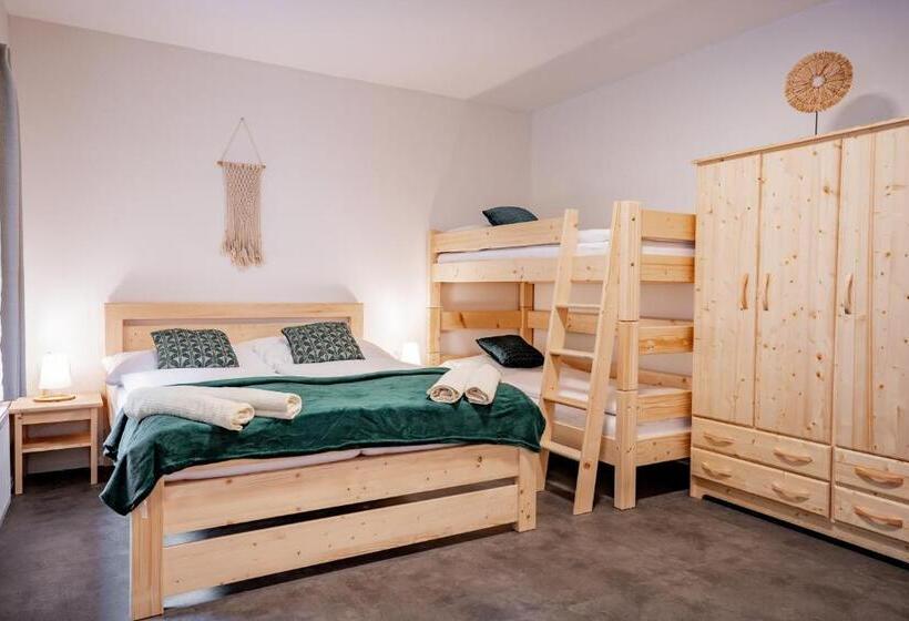 شقة غرفة واحدة, Apartmány None