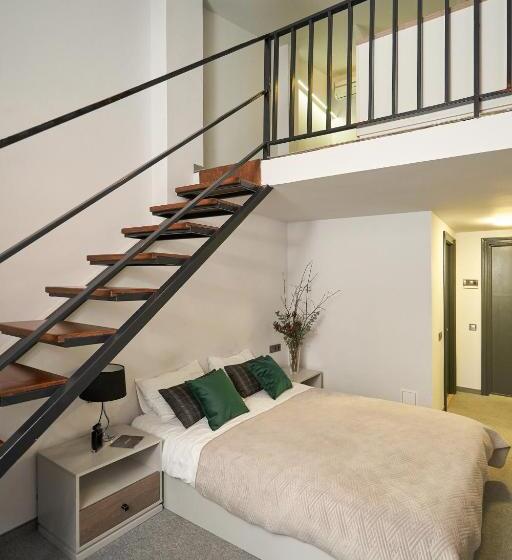 Családi Szoba, Deribas