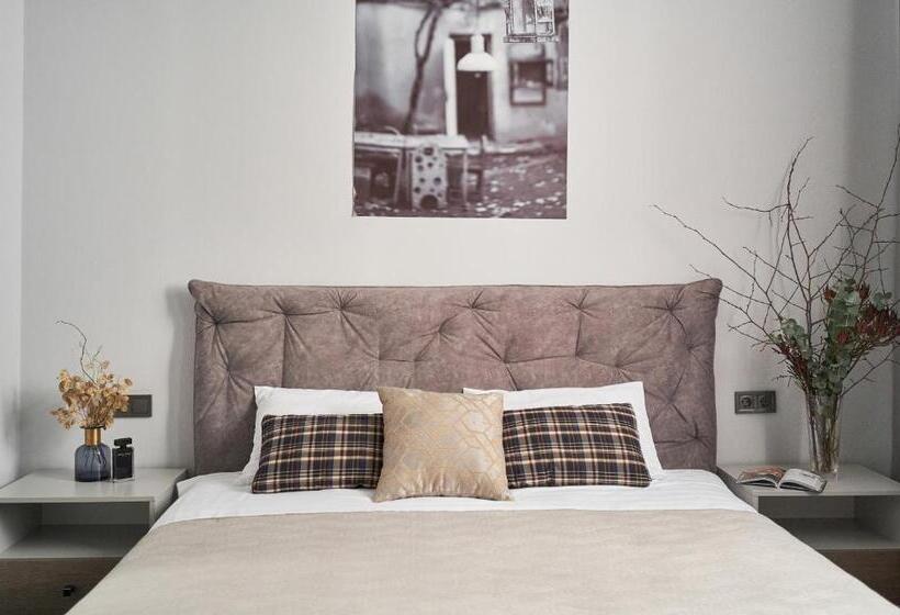 Családi Szoba, Deribas