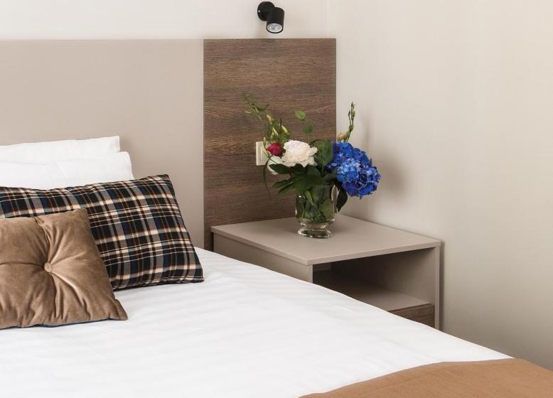 Standard Szoba, Deribas