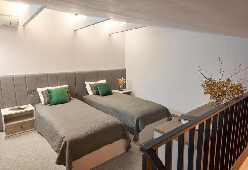 Családi Szoba, Deribas