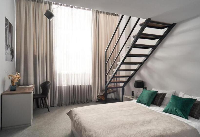 Családi Szoba, Deribas