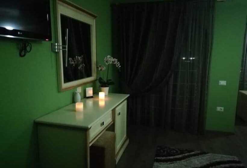 スタンダードトリプルルーム, Ador Mg