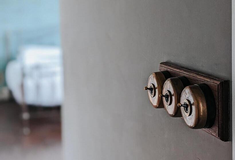 اتاق لوکس با تخت بزرگ, Oakhill