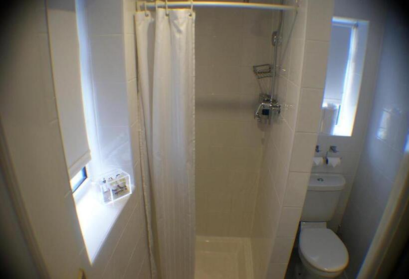 חדר משפחתי, Clifton Court