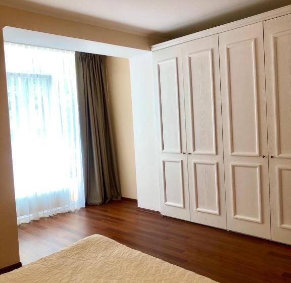 سوییت با چشمانداز باغ, Helen