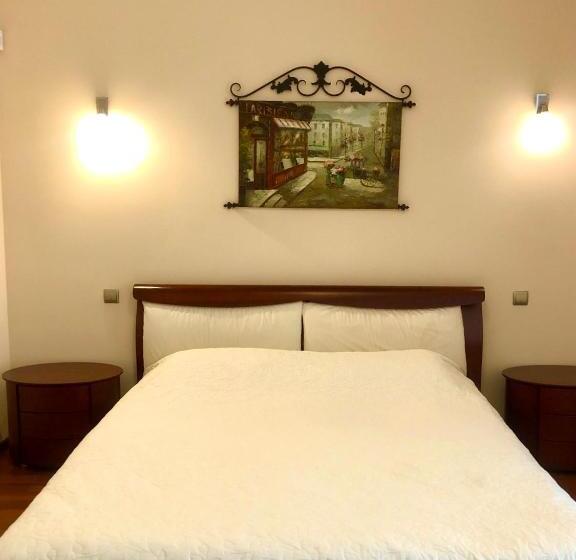 سوییت با چشمانداز باغ, Helen