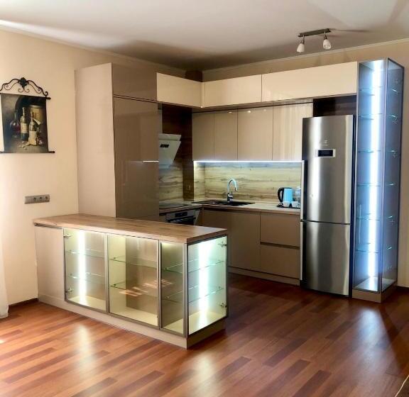 سوییت با چشمانداز باغ, Helen