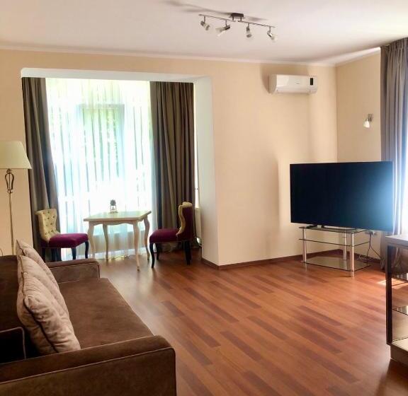 سوییت با چشمانداز باغ, Helen