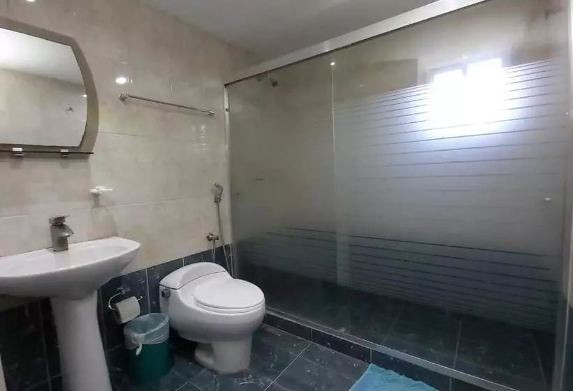 Economy Triple Room, Muevete Por Vargas
