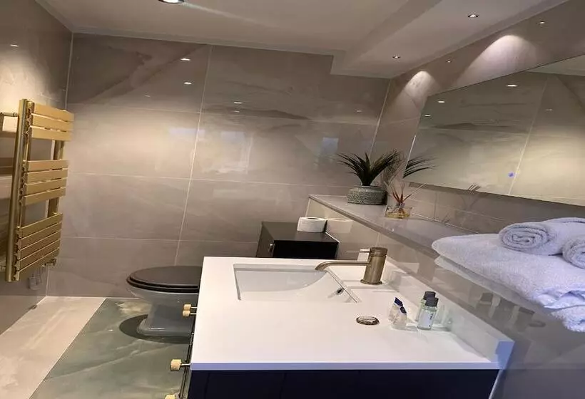 اتاق استاندارد, The Townhouse
