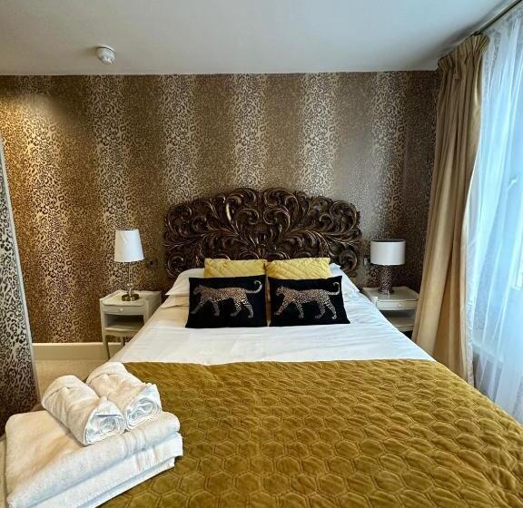 اتاق استاندارد, The Townhouse