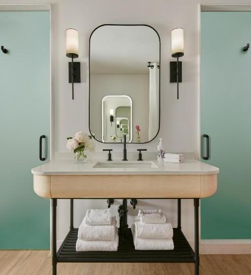 带大床的豪华间, Virgin Hotels New York City