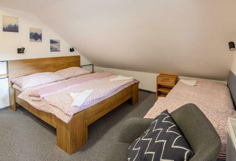 חדר סטנדרט לשלושה, Penzion Zámeček