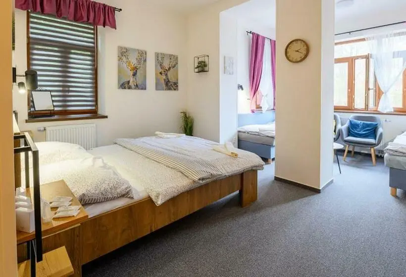 Economy Quadruple Room, Penzion Zámeček