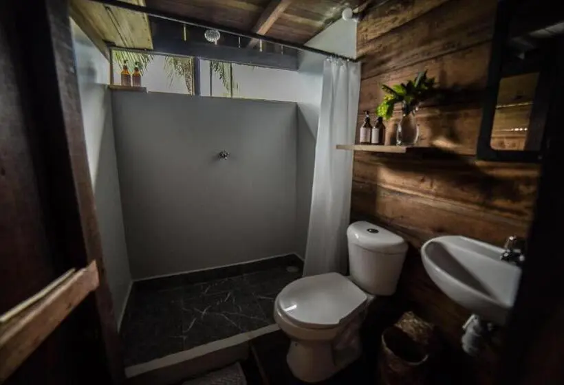 Dreibettzimmer Standard Badezimmer außerhalb des Zimmers, Casa Balae