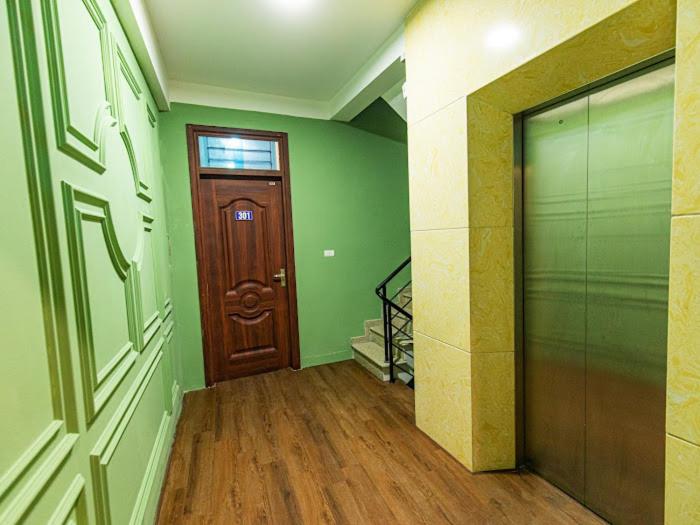 Deluxe Room, Madelise Max