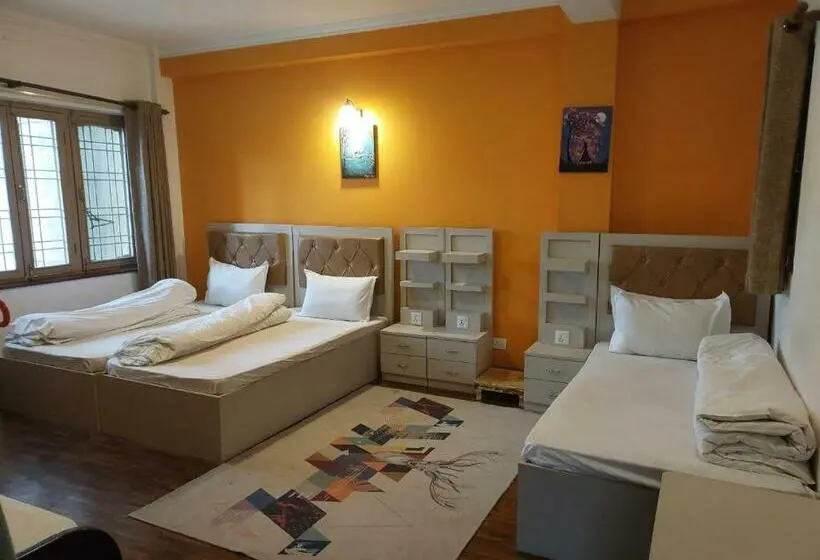 اتاق استاندارد چهارنفره با سرویس بهداشتی مشترک, Nepal Christian Guest House