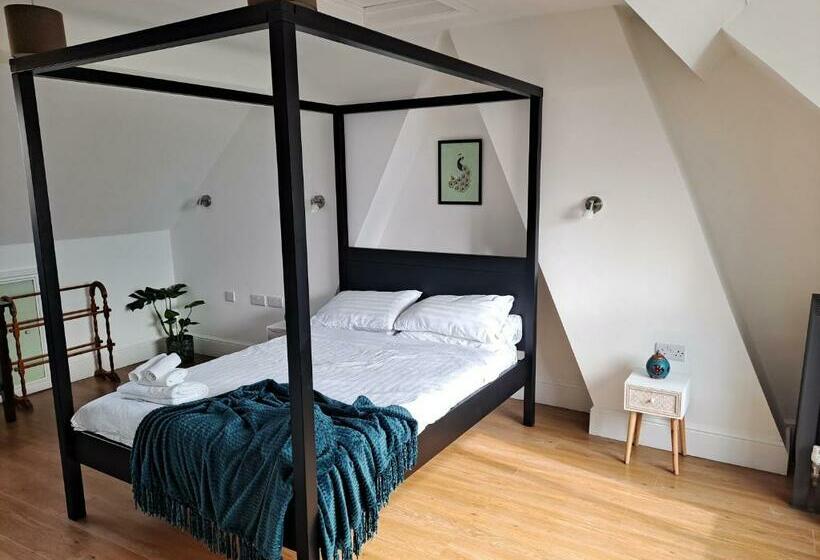 חדר דלוקס, Pilgrims Of The Goddess