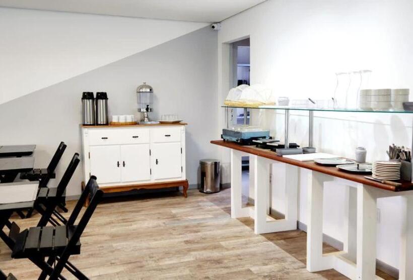 חדר דלוקס לשלושה, Dona Catarina