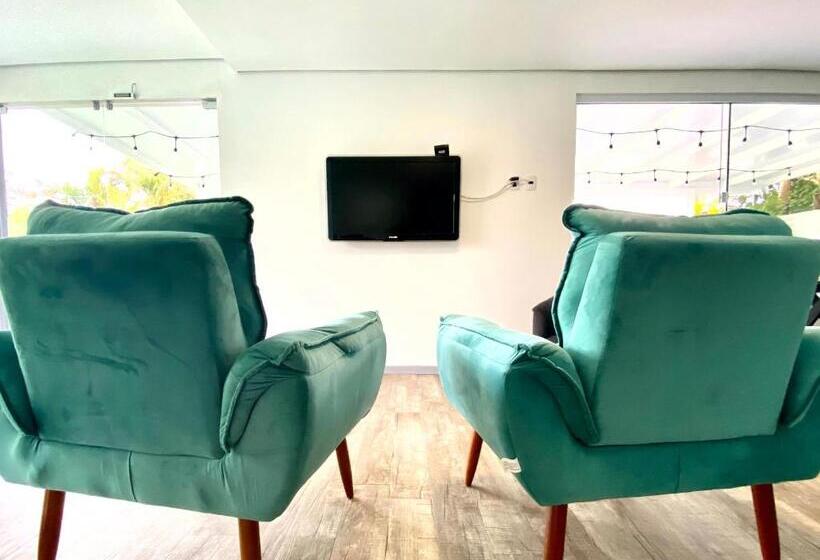 חדר דלוקס לשלושה, Dona Catarina