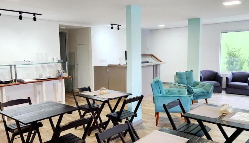 חדר דלוקס לשלושה, Dona Catarina