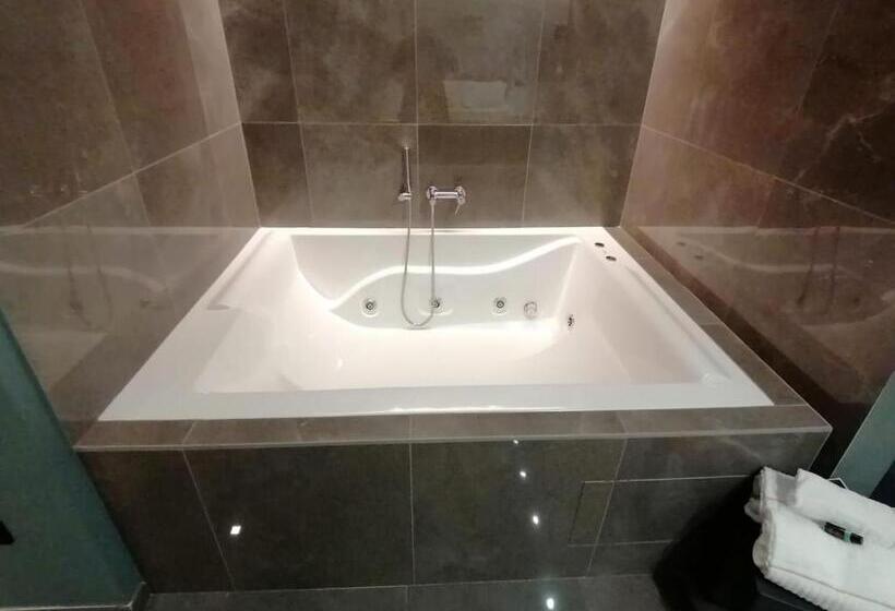 סוויטה עם ג'קוזי, Xbusiness