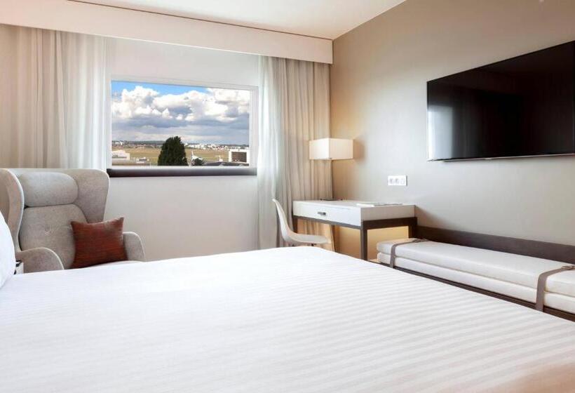 景色の見えるスーペリアルーム, Ac Hotel By Marriott Paris Le Bourget Airport