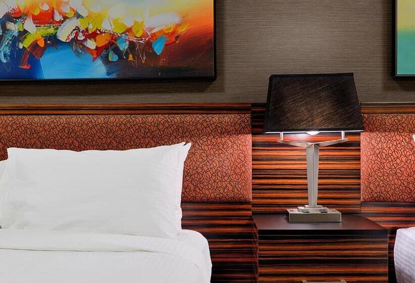 استودیوی لوکس, Clique Calgary Airport