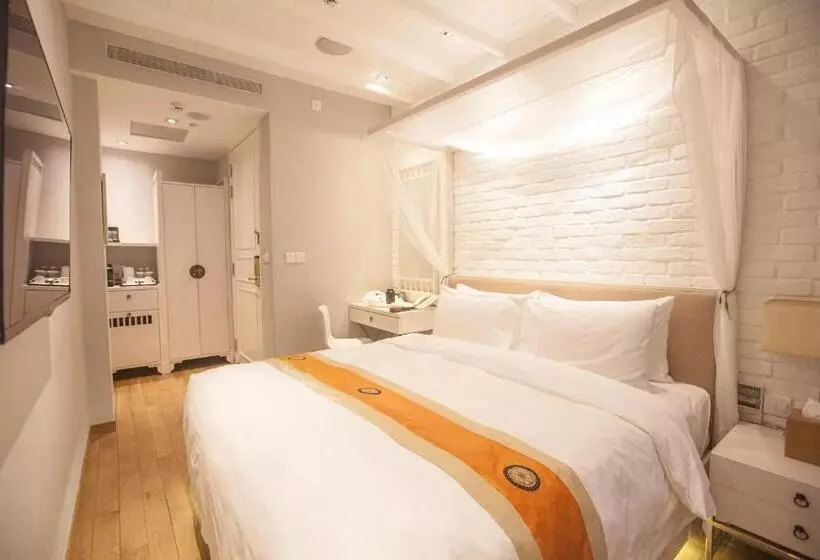 Deluxe Room King Size Bed