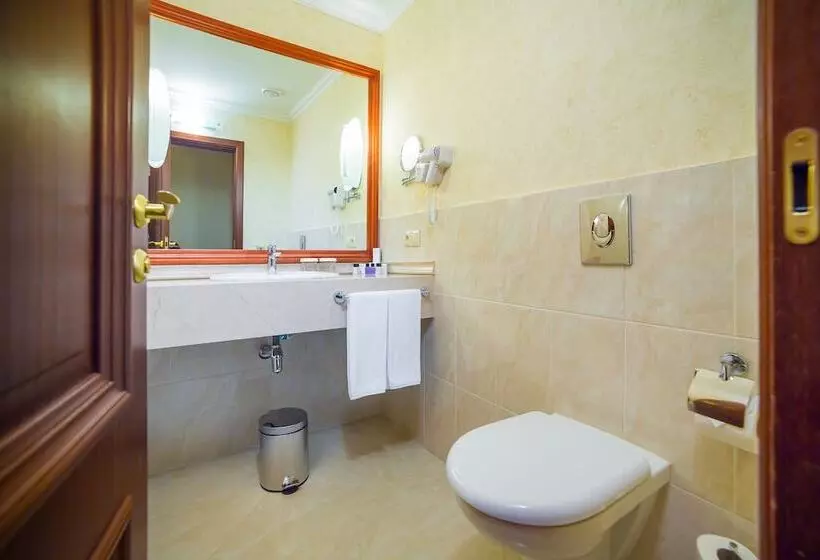 اتاق استاندارد با چشم‌انداز شهر, Ramada By Wyndham Almaty