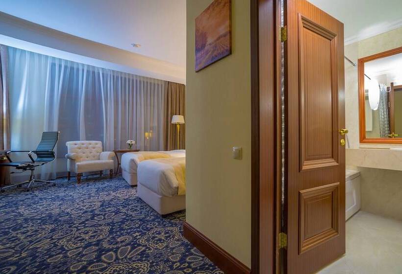 Standardzimmer Stadtblick, Ramada By Wyndham Almaty