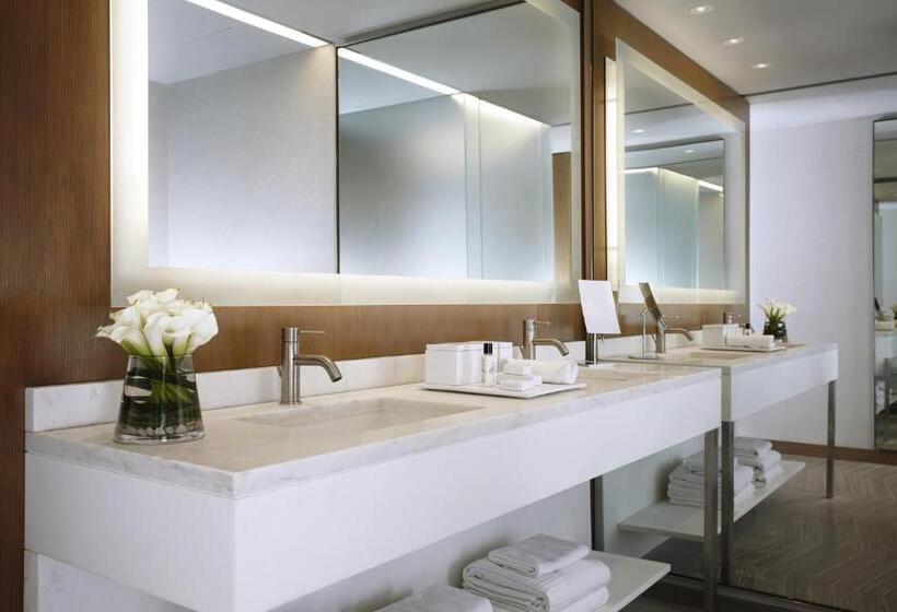 جناح جونيور, The Knickerbocker