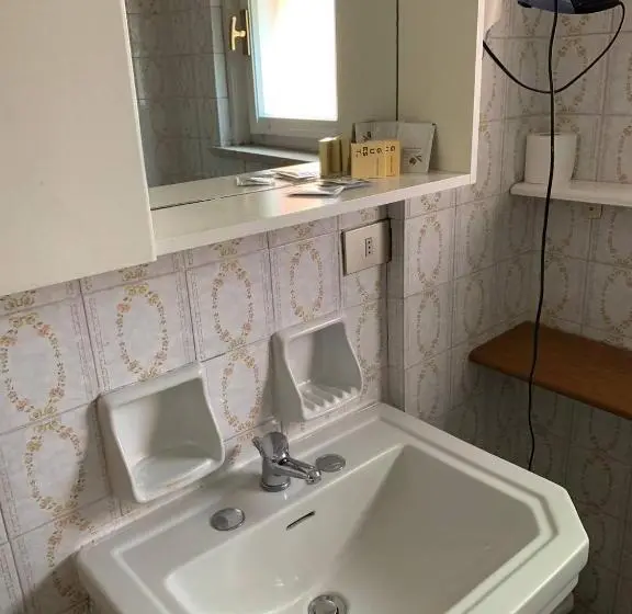 Standard Kolmen Hengen Huone, Amica