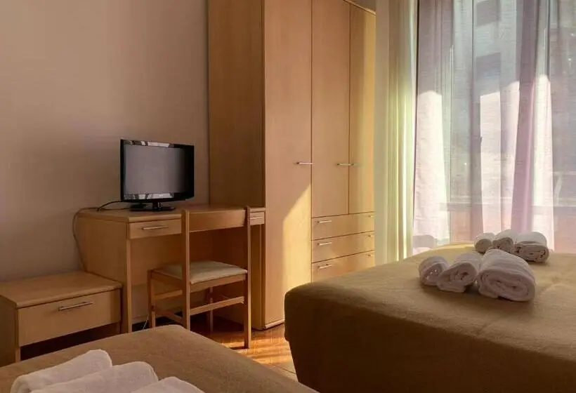 Standard Kolmen Hengen Huone, Amica