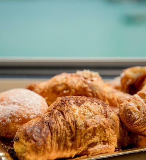 جناح جونيور مطلّ علي البحر, La Banchina Luxury Suites