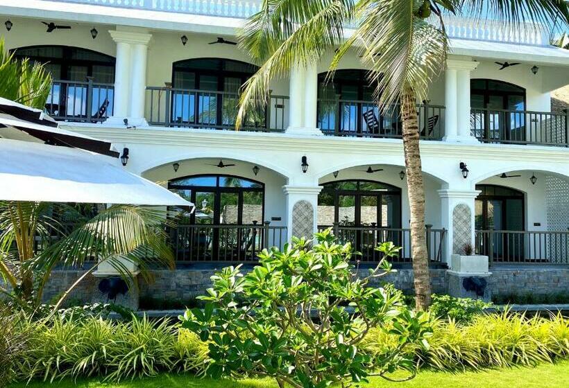 اتاق استاندارد با چشم‌انداز استخر, Lagoon Sarovar Premiere Resort   Pondicherry