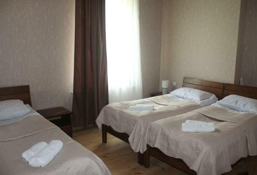 اتاق استاندارد سه نفره, Rustaveli St11