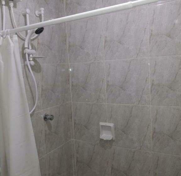 이코노미 쿼드러플룸(공용 화장실), Aikaterinis