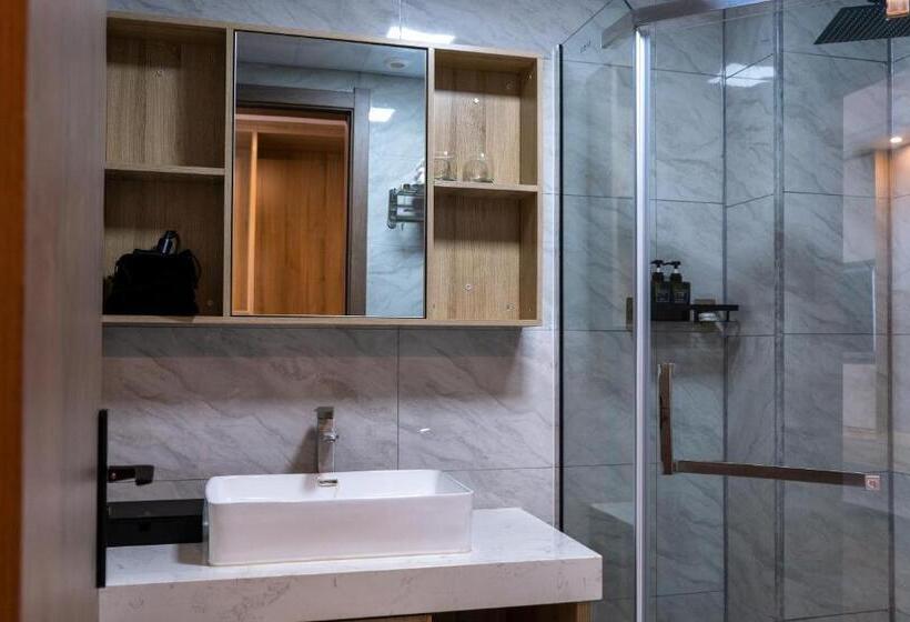 חדר דלוקס, G.c Royal