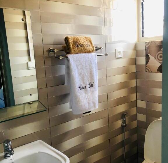 اتاق اکونومی, Human Hotel Ivato