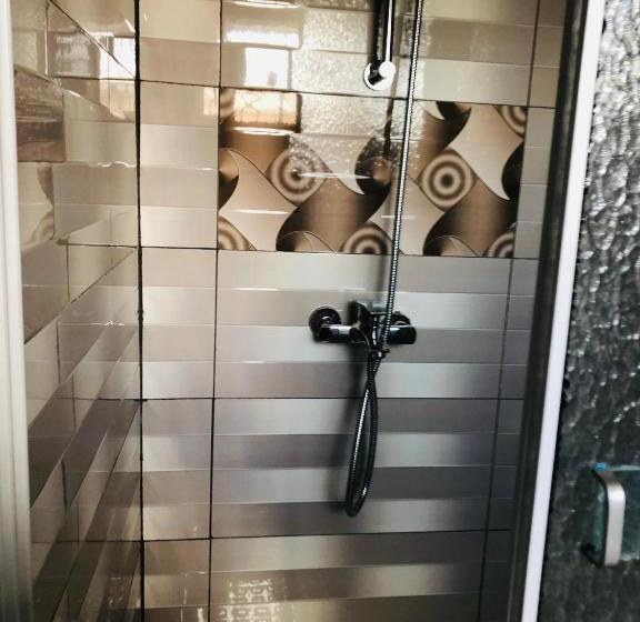 سوییت خانوادگی, Human Hotel Ivato