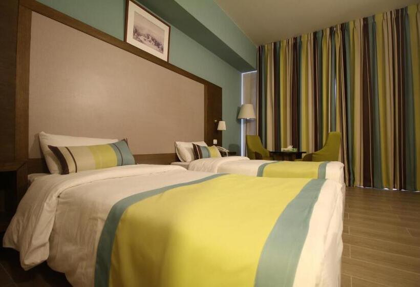 اتاق یک تخته با چشم‌انداز استخر, Jericho Resort Village